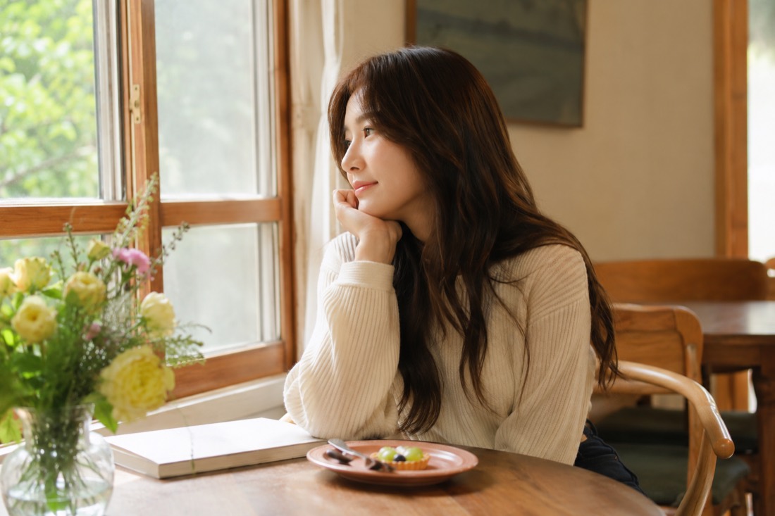 어두운 실내 인물 사진의 밝기·대비·채도를 조절해 밝고 생생하게 보정하는 미리보기