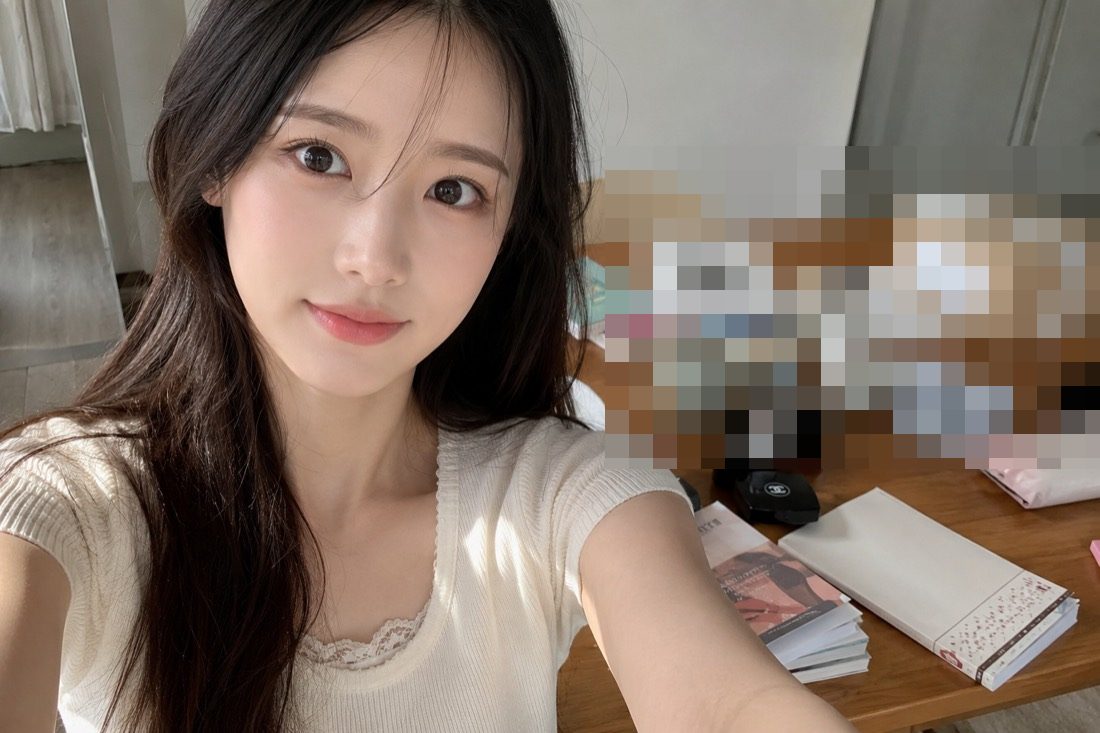 테이블 위 개인정보가 담긴 물건을 모자이크로 가린 결과