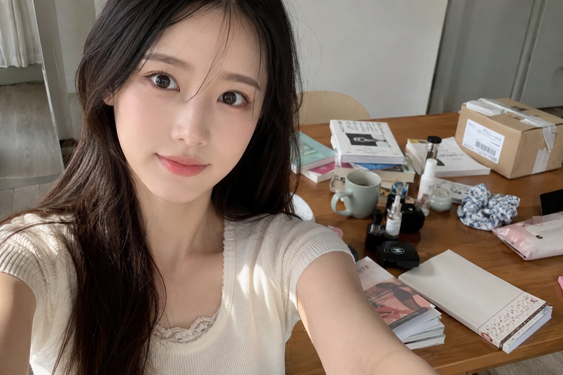 셀카 사진 속 테이블 위 물건들